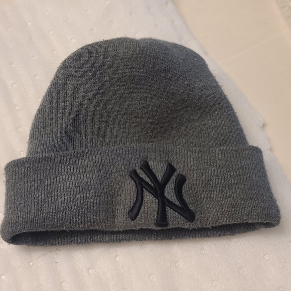 Grey NY Yankees Beanie - Picture 5 of 6